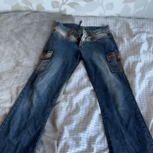 Så coola jeans med fickor på både rumpan och på sidan av låren, inga bilder på då de ej passar mig längre också därför jag säljer dem! Priset är inte hugget i sten❤️