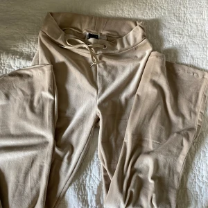 Mjukisbyxor - Ett par mjukisbyxor från Gina Tricot, knappt använda. De är i storlek XS och har mycket fint skick. Jätteskönt material, pris går att diskutera!