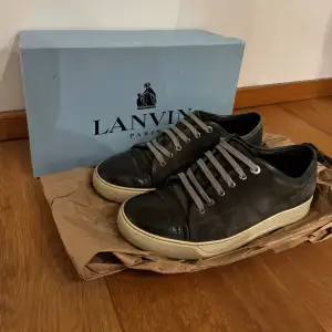 Tjo, säljer dessa otroligt snygga Lanvins i grå färg, skorna är lite creasade men annars inga defekter! 👌box, extra snören medföljer! Priset ej fast. Stl 7 (43)