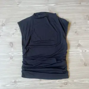 Mörkgrå tajt tröja från Gina Tricot i storlek S, jättebekvömt material, använd ungefär 3 gånger 
