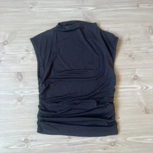 Tajt tröja Gina Tricot  - Mörkgrå tajt tröja från Gina Tricot i storlek S, jättebekvömt material, använd ungefär 3 gånger 