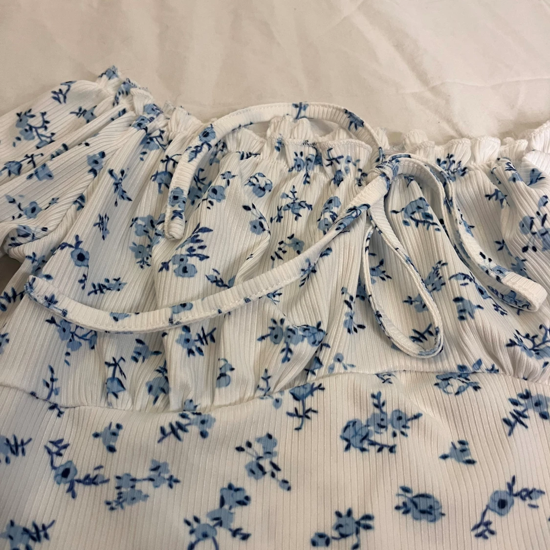 Vit med blåblommig tröja - 91