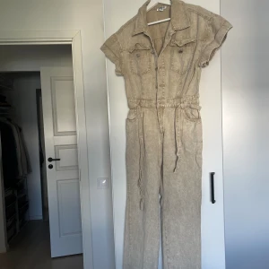 Jumpsuit  - Säljer denna fina jumpsuit från chelsea i Göteborg som aldrig är använd. Det är en M men passar även en som är i S då den är lite mindre i storleken.