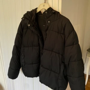 PUFFER JACKA - säljer för att jag ej gillar den, en defekt som man ser på andra bilden