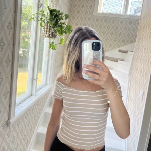 Beige/vit randig topp  - Jag säljer en randig offshoulder topp från Gina Tricot. Bra Sick! 