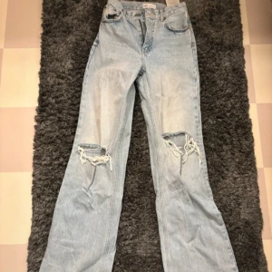 Håliga jeans - Vida/raka jeans från zara, använda fåtal gånger, bra skick. 