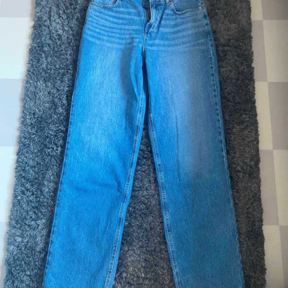 Helt nya jeans från bubbleroom. Bra i storleken och höga i midjan. . Jeans & Byxor.