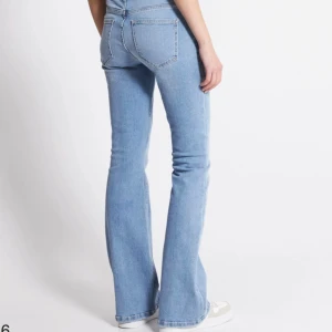 Lågmidjade jeans  - Lågmidjade jeans från Lager 157, jeansen är i färgen ”light used”. Dom är i bra skick använda ett par gånger. 