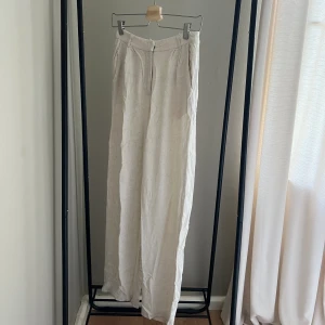 Linnebyxa beige  - Raka långa linnebyxor i färgen beige ifrån NAKD. Passar bra för någon som är cirka 170 cm lång. 