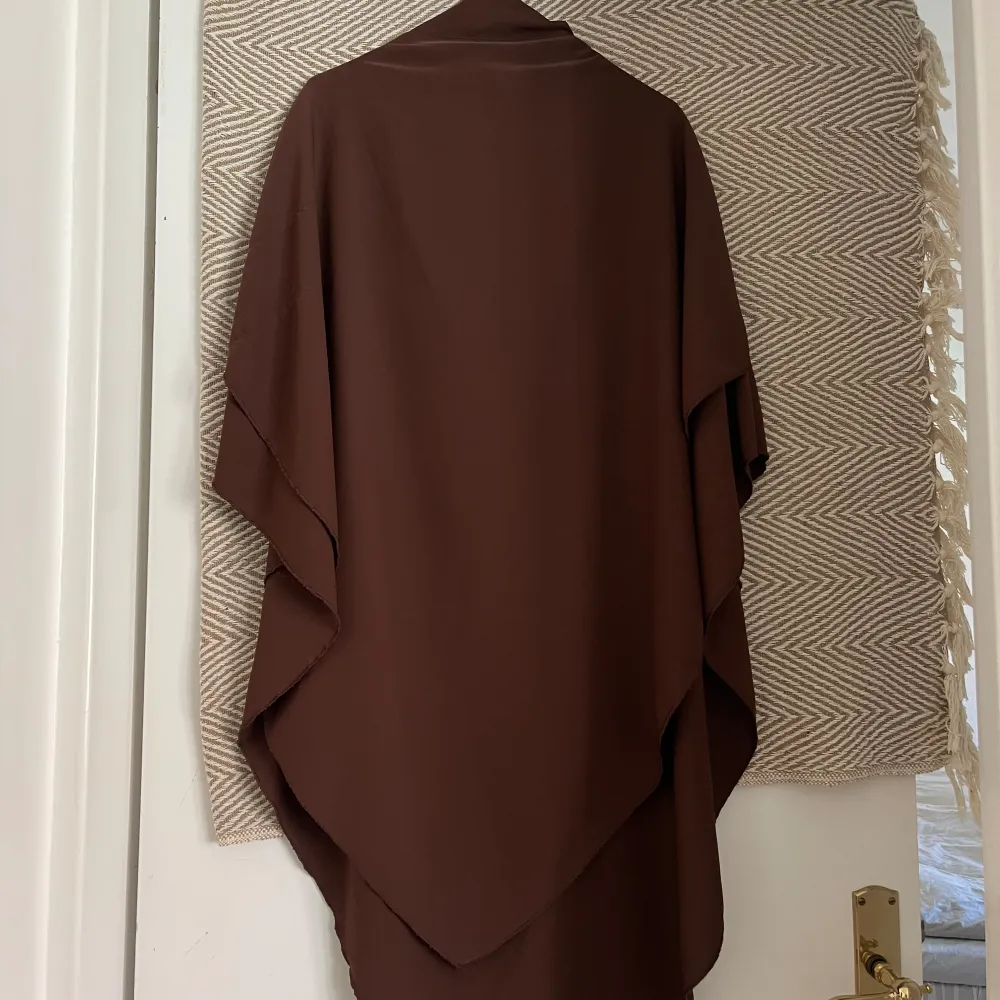 Säljer denna twolayer bruna khimar för 50 kr. Aldrig använd eftersom den sitter lite tight runt huvudet, vilket kan fixas genom att sy, men har inte haft orken. Khimaren har en kort/medellång passform. Den har slitits från tvättmaskinen. Se bild.. Övrigt.