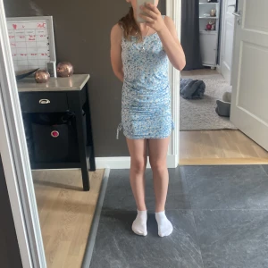 Blommig kort klänning - Blommig kort klänning i barn size