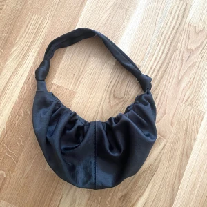 Handväska - Liten väska ifrån ginatricot i nyskick. 💖