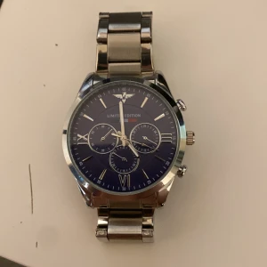 Limited Editon Armani klocka  - Nyskick, har bara använd den fåtal gånger, skriv om du vill ha fler bilder, kan gå ner i pris vid en snabb affär 