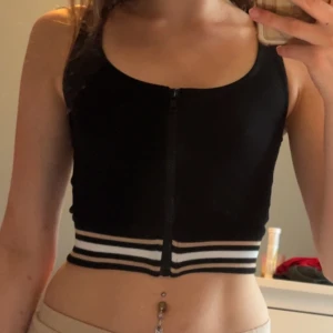 Croptop med dragkedja - Svart croptop med dragkedja från monki 