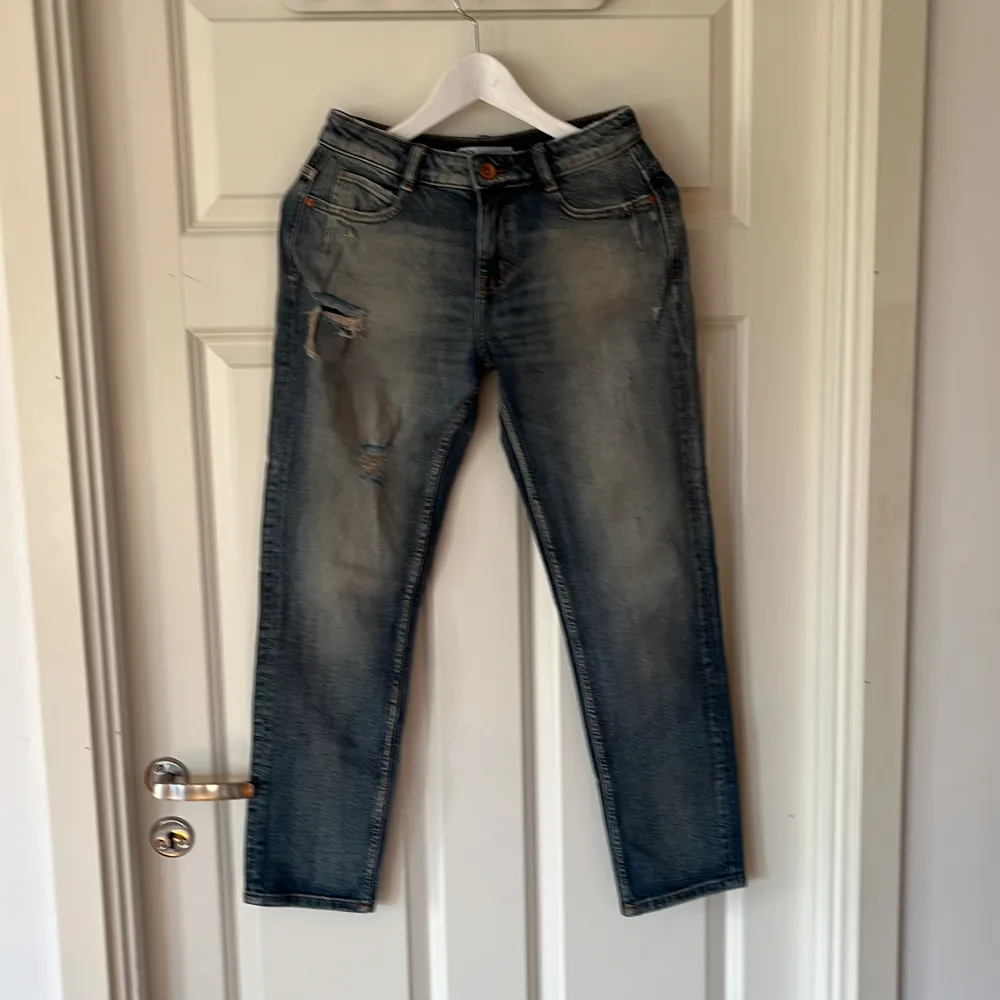 Ankellånga zara jeans med slitningar och vintage tvätt i strl xs. Jeans & Byxor.