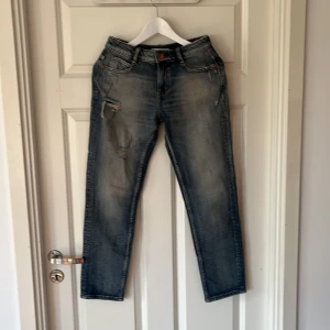 Zara jeans med slitningar - Ankellånga zara jeans med slitningar och vintage tvätt i strl xs