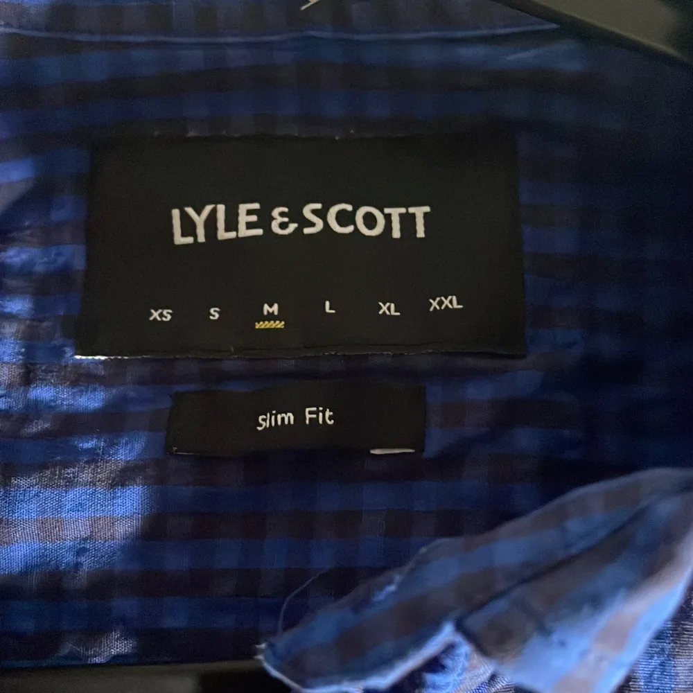 En skjorta från Lyla scott i storlek M men passar s inga konstigheter på den . Skjortor.