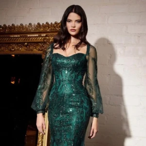 Klänning - CINDERELLA DIVINE J816 DRESS Vacker emerald färgad klänning.  Den är väldigt lång men om du har ett par höga klackar så blir det ingen problem. Den är helt ny.