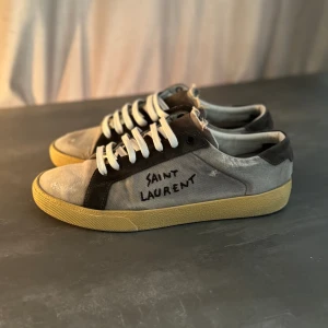 Saint Laurent  - Tja säljer nu dessa super snygga ysl skorna storlek 40 passar 41🔥 nypris 7000kr mitt pris 2450kr😇