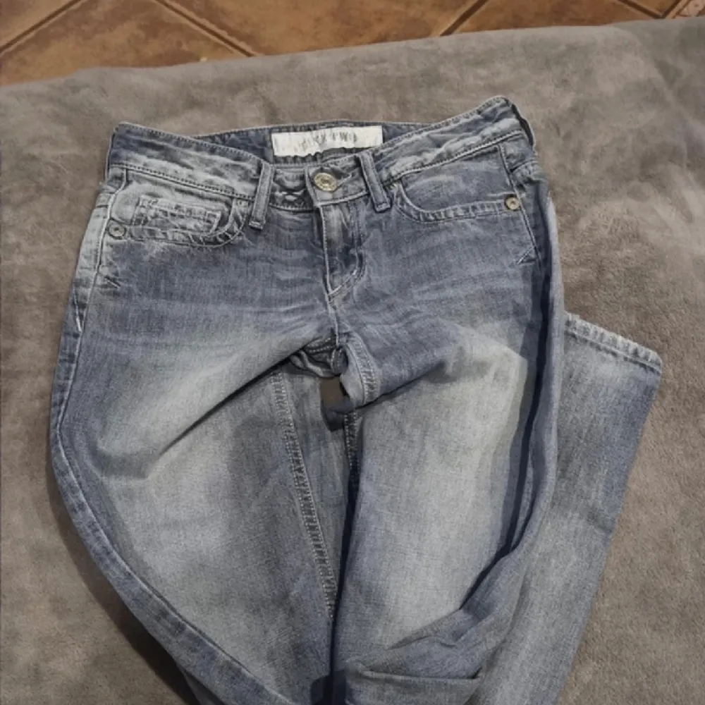 Så fina lågmidjade jeans!❤️ Midjemått:38cm och innerben:77cm!❤️ De är tyvärr för små och kan därför inte ta bild på! Kom privat vid frågor!❤️. Jeans & Byxor.