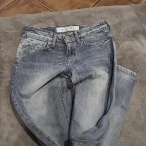 Så fina lågmidjade jeans!❤️ Midjemått:38cm och innerben:77cm!❤️ De är tyvärr för små och kan därför inte ta bild på! Kom privat vid frågor!❤️