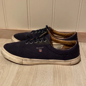 Gant Sneakers - Snygga och sköna Gant skor. Behöver en tvätt. Lite slitna. Skick 5/10.  Kolla gärna in mina andra annonser🤩  Fraktas inom 48h📦📩