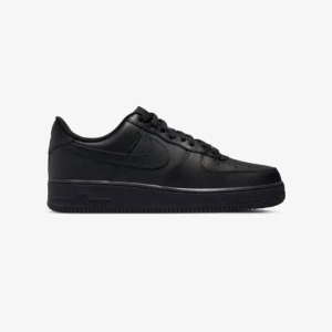 Air force - Säljer dessa sneakers då de är för små. Storlek 45 men känns som en 44. Oanvända. Pris går att diskutera🌸