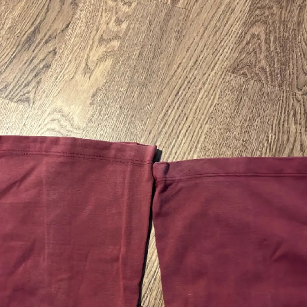 Byxor från brandy Melville, superfina lågmidjade bootcut leggings. I onesize - ca Xs-M  Ovanlig färg (vinröd). Jeans & Byxor.