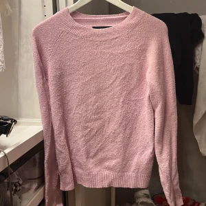 Rosa stickad tröja  - Snygg stickad tröja från vero Moda. Ganska nopprig men går att ta bort, därav priset. Nypris 280🥰