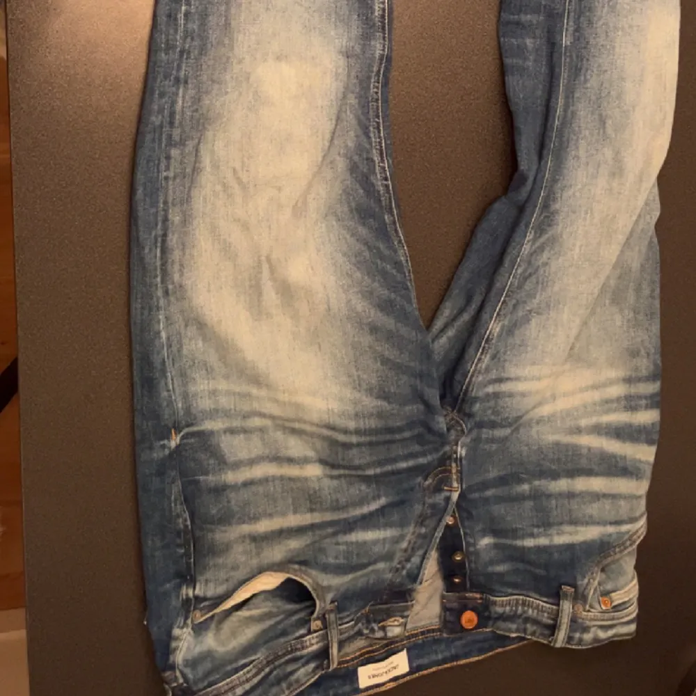 Tvär snygga Jack and Jones jeans i ljusblå färg / Modellen heter Comfort/Mike / nypris ca 600kr mitt pris - 149kr, priset är inte spikat / skriv för mer information och bättre/fler bilder. Jeans & Byxor.