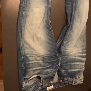 Tvär snygga Jack and Jones jeans i ljusblå färg / Modellen heter Comfort/Mike / nypris ca 600kr mitt pris - 149kr, priset är inte spikat / skriv för mer information och bättre/fler bilder
