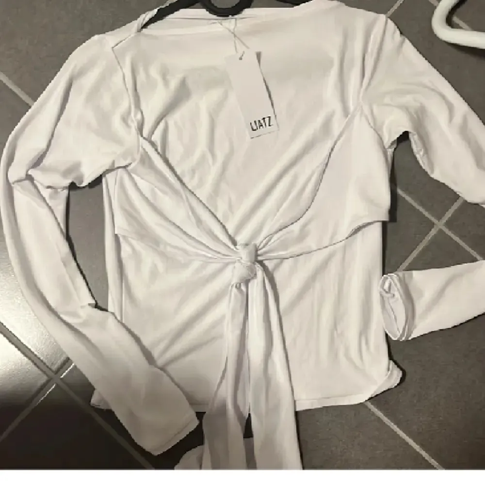Lånade bilder! Superfin liatz tröja i storlek s i vit Aldrig använd med prislapp Ord 729kr. Toppar.