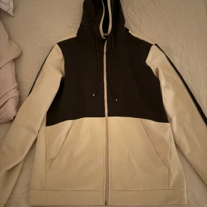 Hugo boss tröja  - Storlek S (passar M också) I fint skick, som ny.