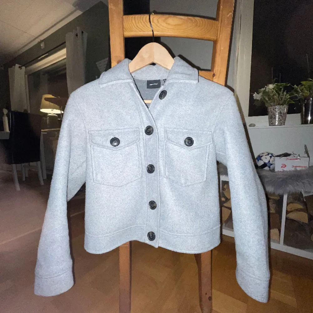 En grå fin kort kappa från vero Moda, säljer pågrund av att den börjar bli för liten för mig💕. Jackor.
