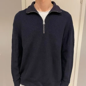 Stickad halfzip från arket - Tröjan är använd mycket sällan och är i bra skick. Passar bra på mig som är 190. Produkt-id: 0687336-001 