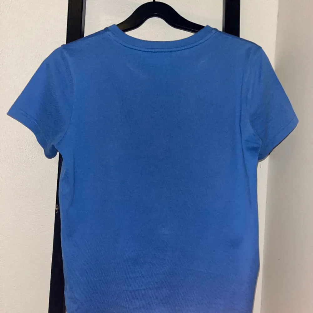 Säljer min blå Givenchy T-Shirt för att den är för liten. Väldigt bra skick. Köpt på NK i Gbg. Ny pris 2000kr säljer för 900kr. Skick 9/10 Dm för mer information. Storlek 12y/152. T-shirts.
