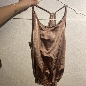 Gulligt rosa satin linne - Jättefint satin rosa linne eller topp, säljer pga att den är för liten  Storleken passar även XS