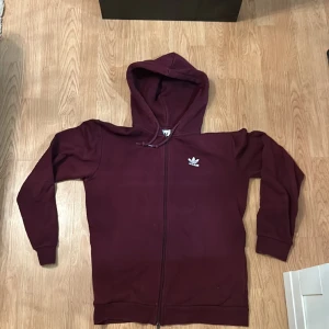 Vinröd zip Adidas-hoodie - Grymt skick - 8/10. Använder ej därav till salu.
