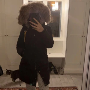 Parajumper longbear - Säljer min jacka då den inte kommer till någon användning längre. Använd 1 vinter. Bra skick förutom att det finns ett litet hål på mudden inuti jackan, alltså inget som syns. Storlek xs-s. Säljer för 4500 men vid snabb affär kan pris diskuteras. 