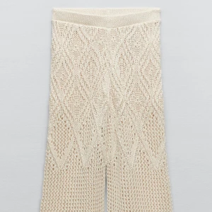 Trendiga hålstickade byxor från zara  - Säljer dessa trendiga helt slutsålda byxor från zara i strl M. Säljer då de inte passade på mig 🤍