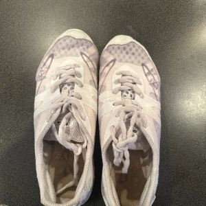 Cheerleadning skor - Säljer dessa skor i us 8 (har vanligtvis 38). De är använda men i bra skick :)  