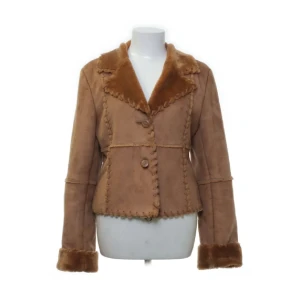 Jacka - Jacka från märket Lucy i storlek L. Dock en väldigt liten L. Skulle säga mer som en liten M/stor S. Köpte second hand via Sellpy för 300kr. Jag personligen har aldrig använt den. Den är i fint skick, ser oanvänd ut. 