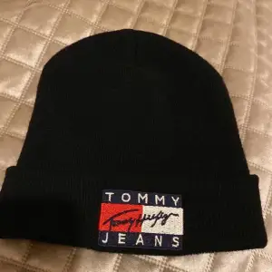 Svart Tommy Hilfiger mössa, sparsamt använd så i mycket gott skick!