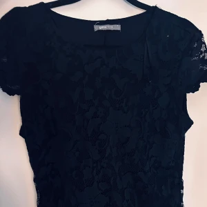 Snygg klänning i stretch  - Den är som ny, bekväm och går till knäna. 