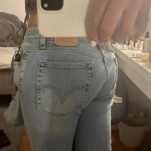 Levis Jeans - Lågmidjade bootcut jeans från Levis, gammal modell men otroligt snygga och har inga defekter eller slitningar! Jag på bilden är 170 lång och bär oftast 36 eller 38 i andra jeans. Hör av dig om frågor❤️🙏