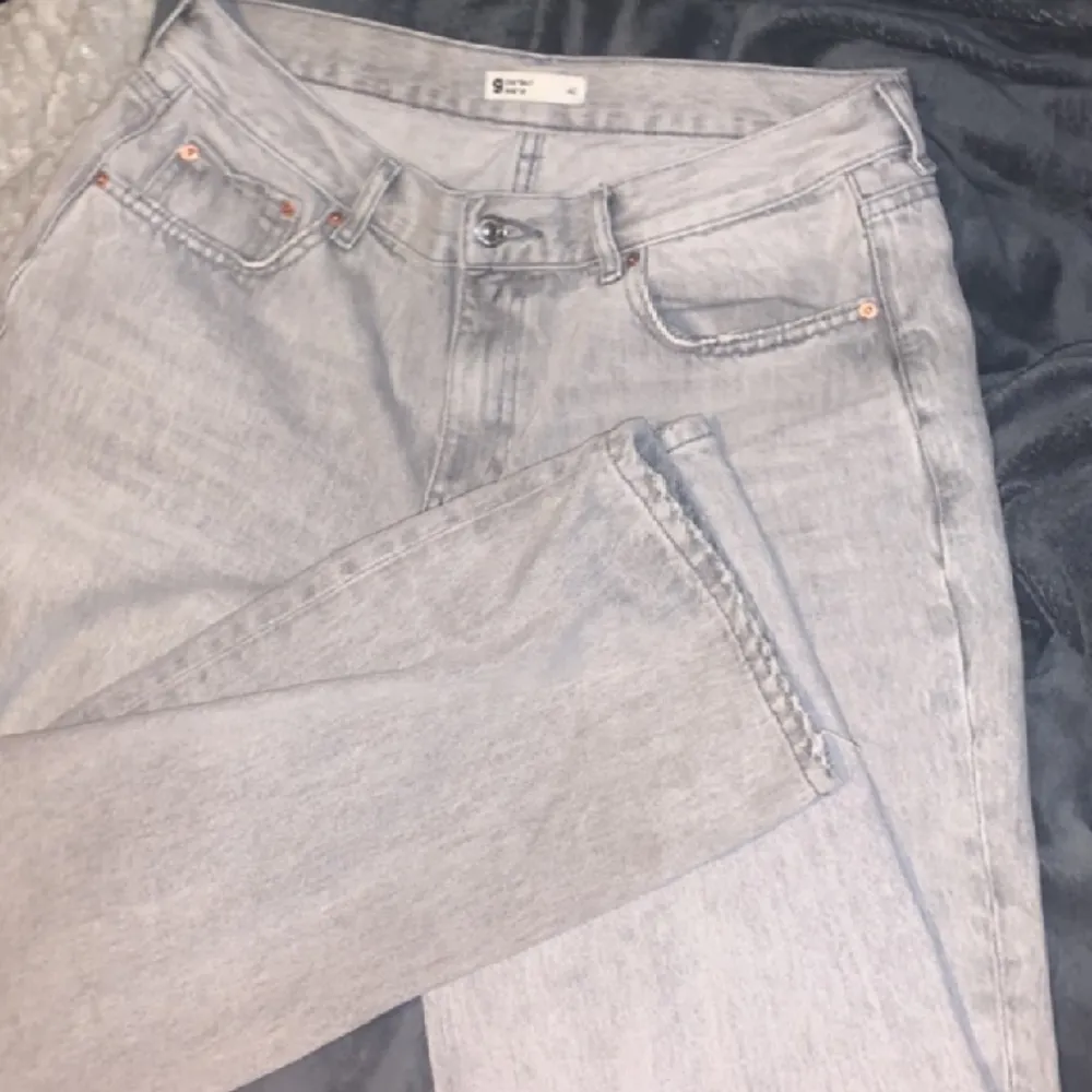 Lågmidjade jeans i storlek 40. Midjemått: ungefär 41 tvärsöver. Innerbenslängd: ungefär 78cm. Köpt på Gina för 400:- Vid frågor kontakta mig💖. Jeans & Byxor.
