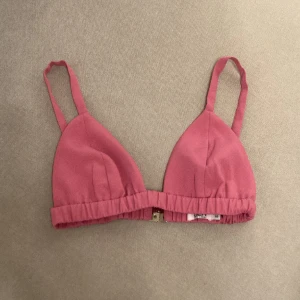 Topp - Söt topp i Barbie-rosa, använd 1 gång. Säljer även matchande blazer och byxor. 100kr för toppen, 400kr för hela kitet