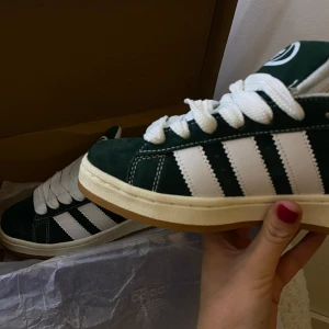 adidas campus 00” skor - dom absolut finaste skorna i den perfekta gröna färgen ska nu säljas då dom är försmå💔 skorna passar 37-38 och är helt oanvända, endast provade. 