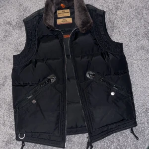 Parajumper kobuk - Säljer nu min parajumper kobuk då den var för liten. Storlek M