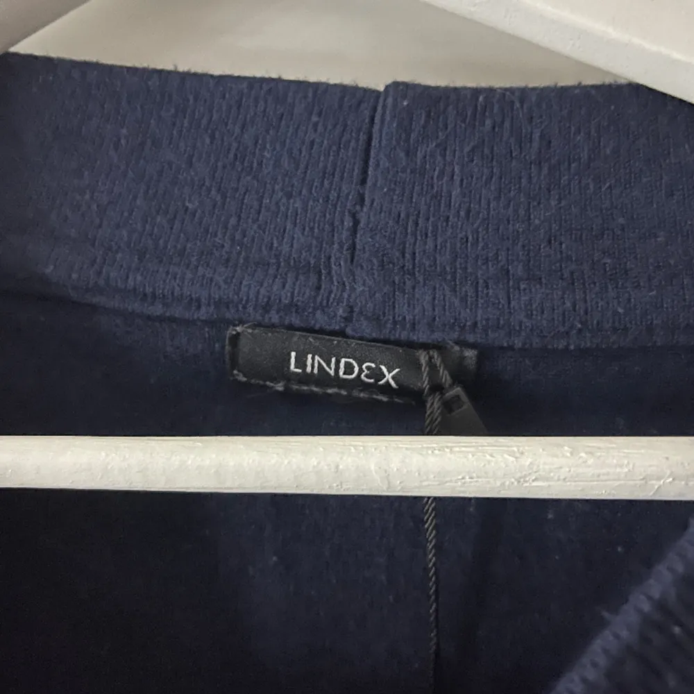 Säljer min tröja ifrån Lindex som jag inte får någon användning för, super bra i skicket och är sällan använd!. Toppar.